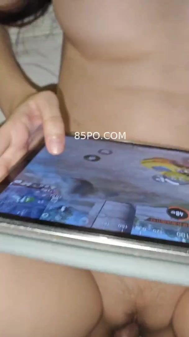 Cho em họ mượn iPad chơi free fire là được địt trần